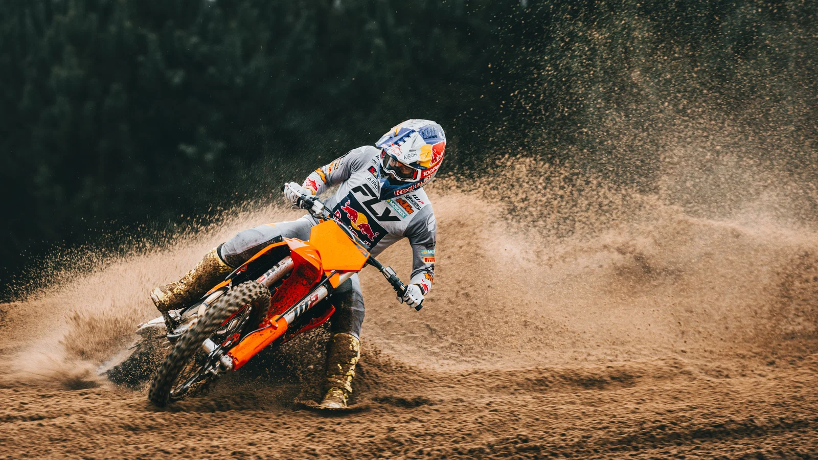 KTM SX モトクロス バイクのドリフト。 