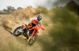 新しい KTM XC シリーズは、最新のグラフィックスとファクトリー レーシングの魅力をたっぷり備えて登場します。