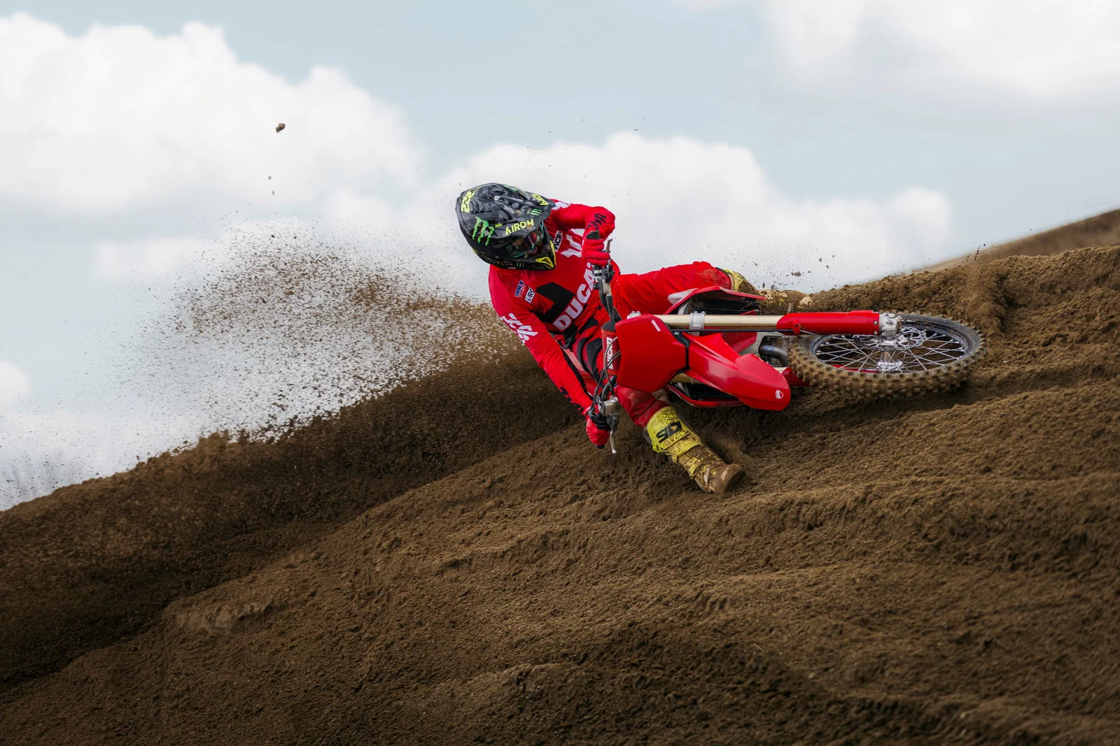 ドゥカティ初のモトクロスバイク、Desmo450 MX が稼働中