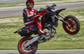 新しい Ducati Hypermotard 698 Mono Nera は、ブラックアウトされたスタイルとその他のキットをもたらします