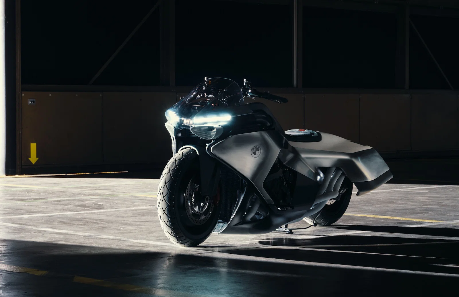 BMW Vision K18 - フロント スリークォーター