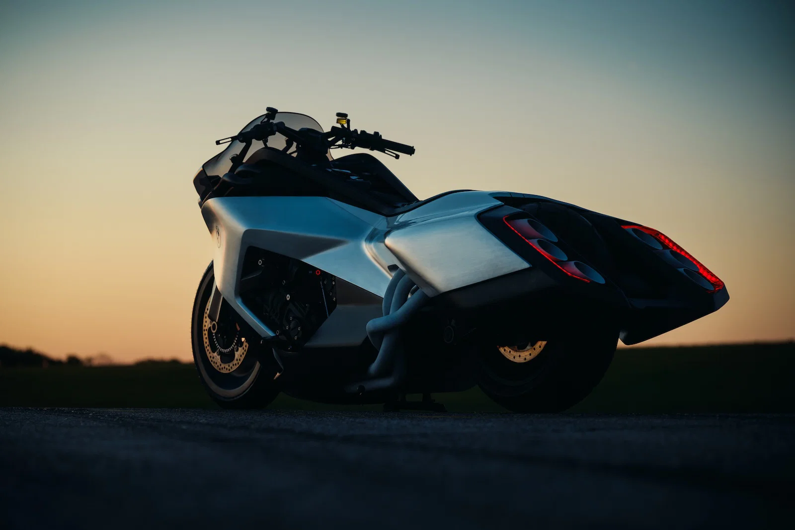 BMW Vision K18 - リア スリークォーター