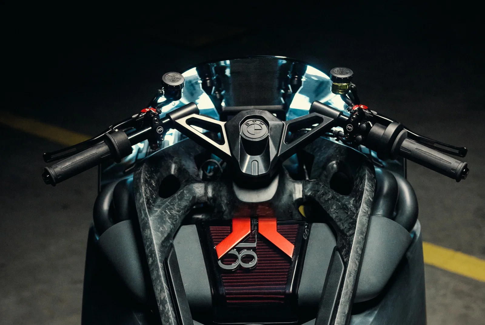 BMW Vision K18 - 鍛造カーボンファイバー、誰か？