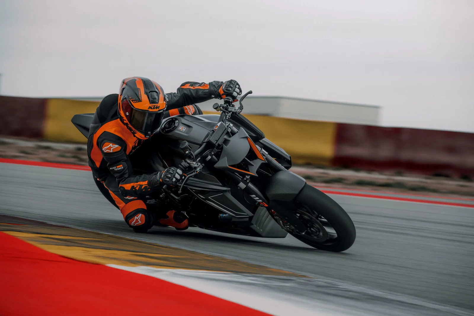 2026 KTM 1390 Super Duke RR トラック
