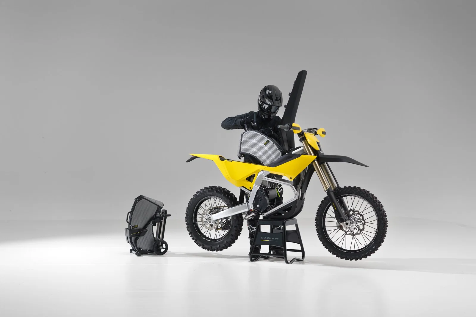 Radian EXRのバッテリーを交換するライダー