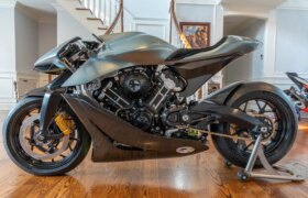 アストンマーティンとブラフ・スーペリアAMB 001が市場に登場