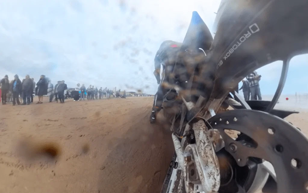 陸上スピードバイクが次の走行の準備をしています。