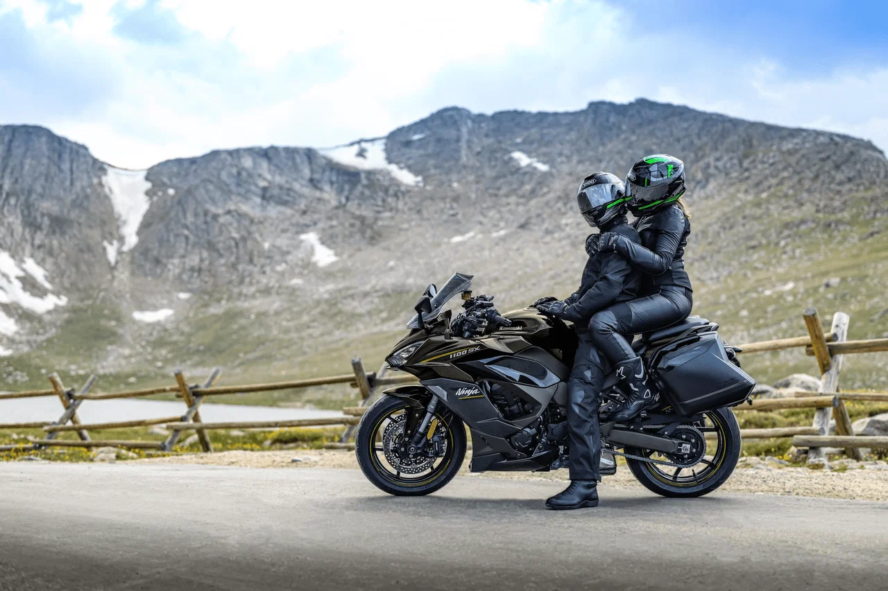 Kawasaki Ninja 1100XSに乗る2人