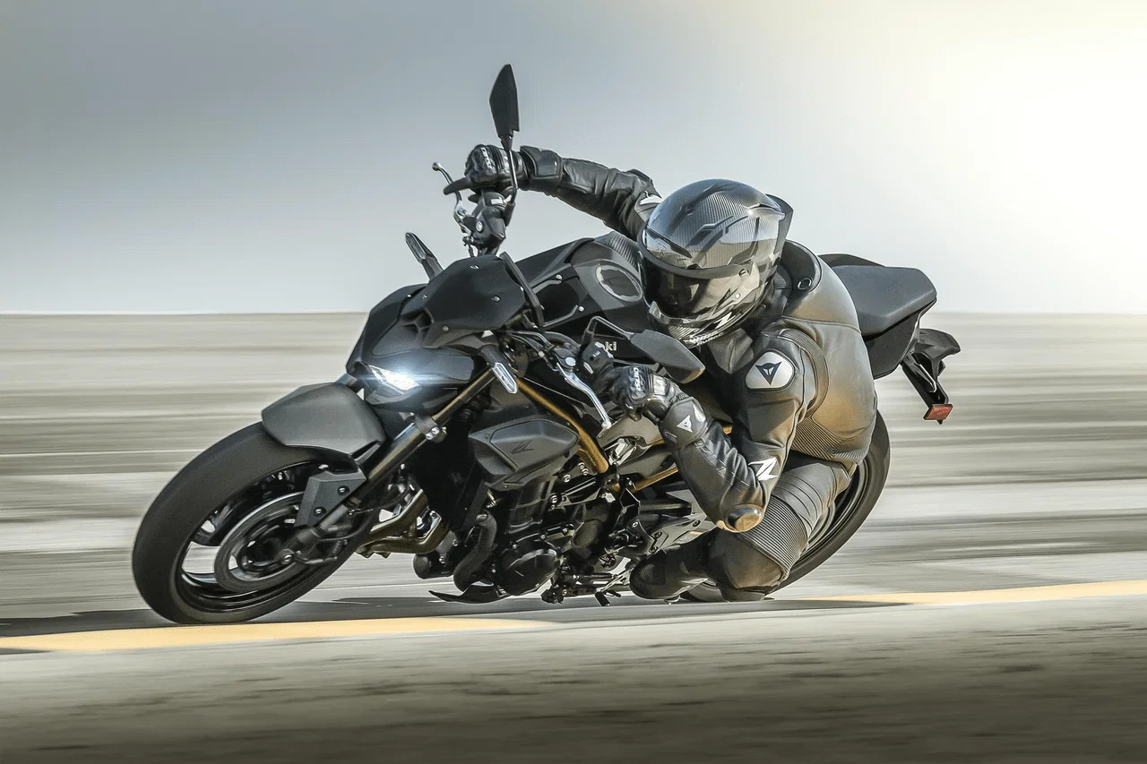 サーキットで走行するKawasaki Z900