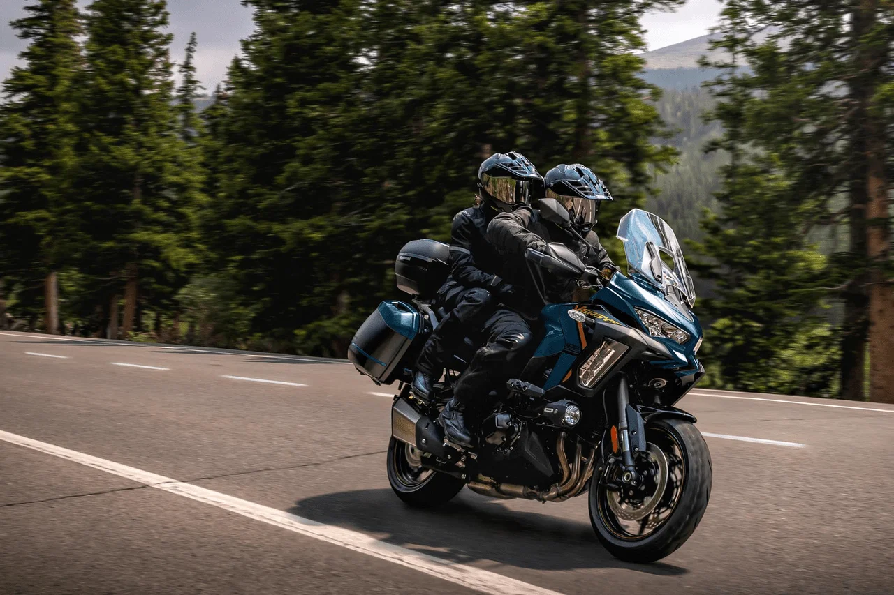 Kawasaki Versys 1100SXに乗る2人
