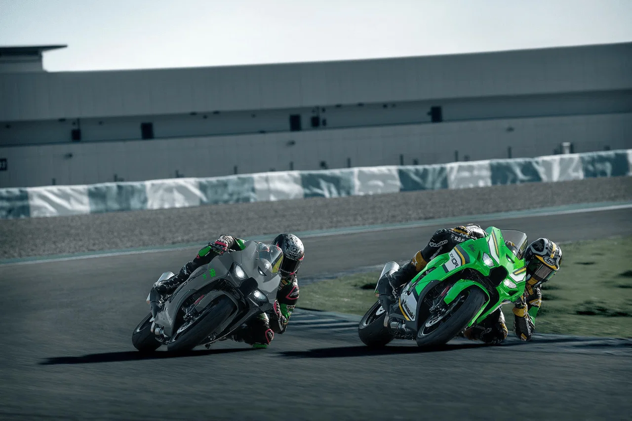 サーキットで走行する2台のKawasaki Ninja ZX-10RRバイク