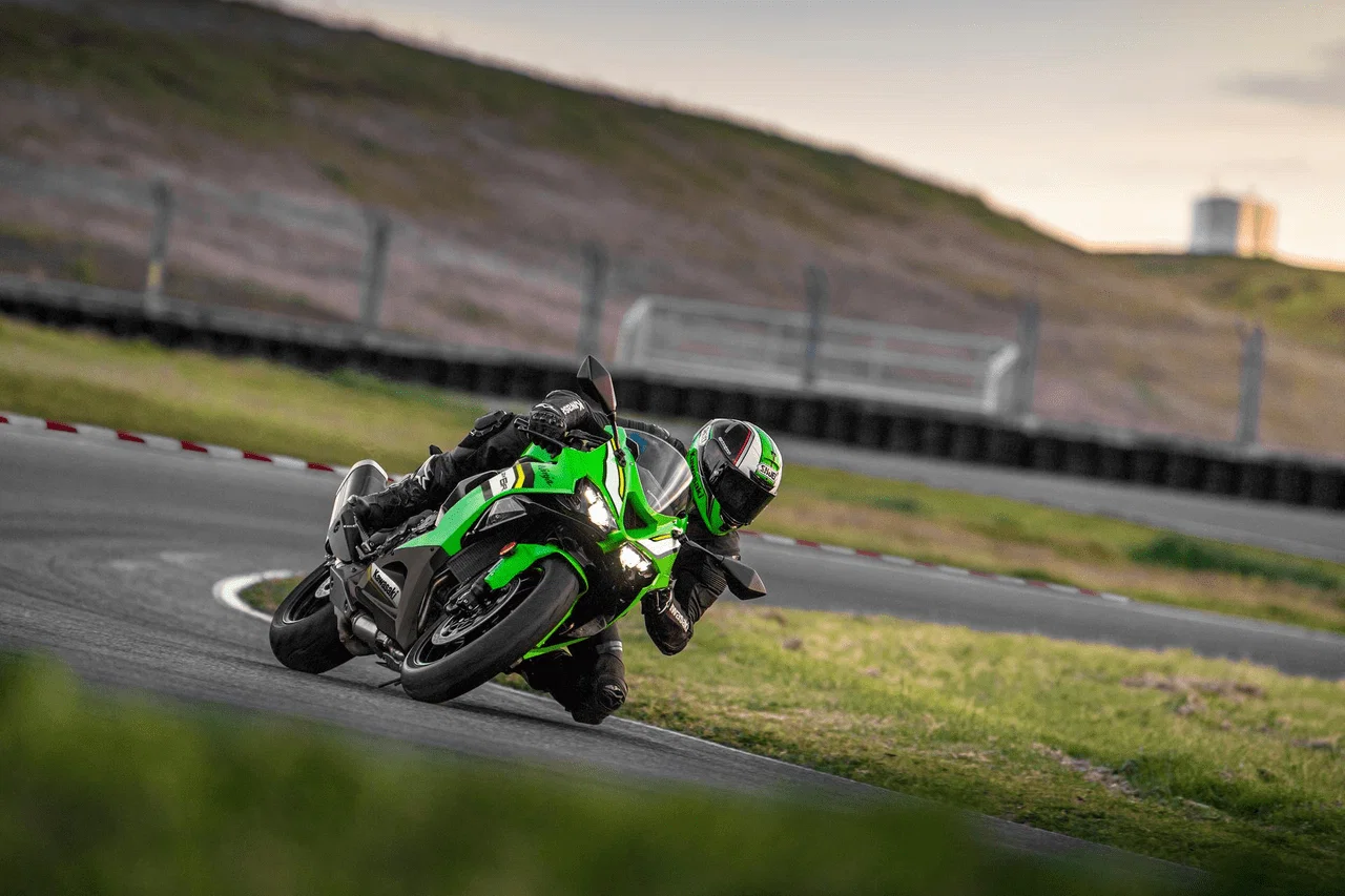 サーキットで走行するKawasaki Ninja ZX-6R