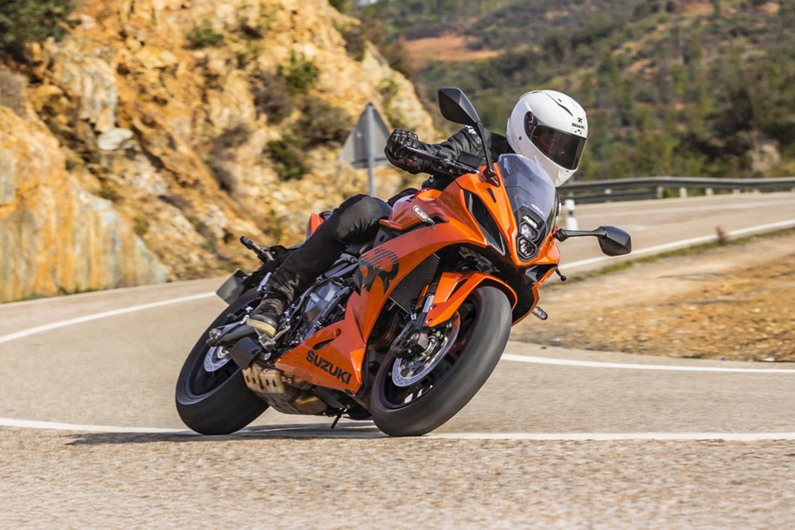 コーナーを曲がるスズキGSX-8R。