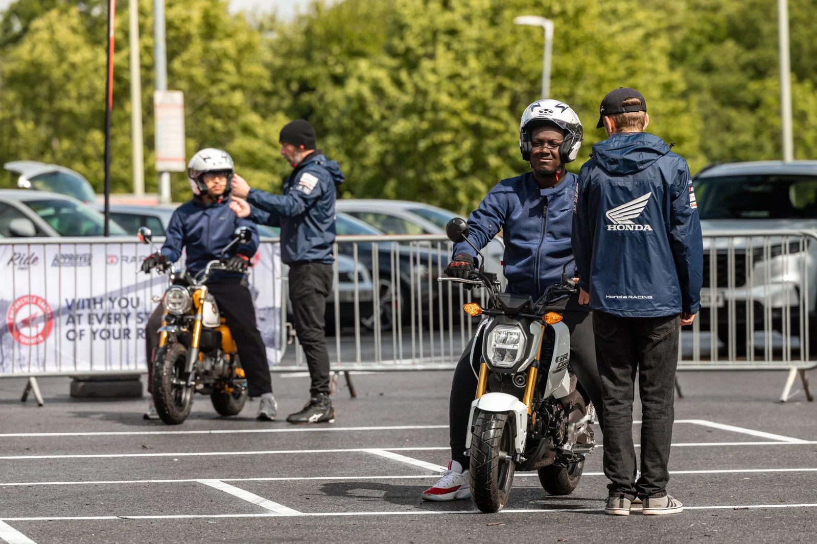 Honda UK で乗り方を学ぶ生徒たち