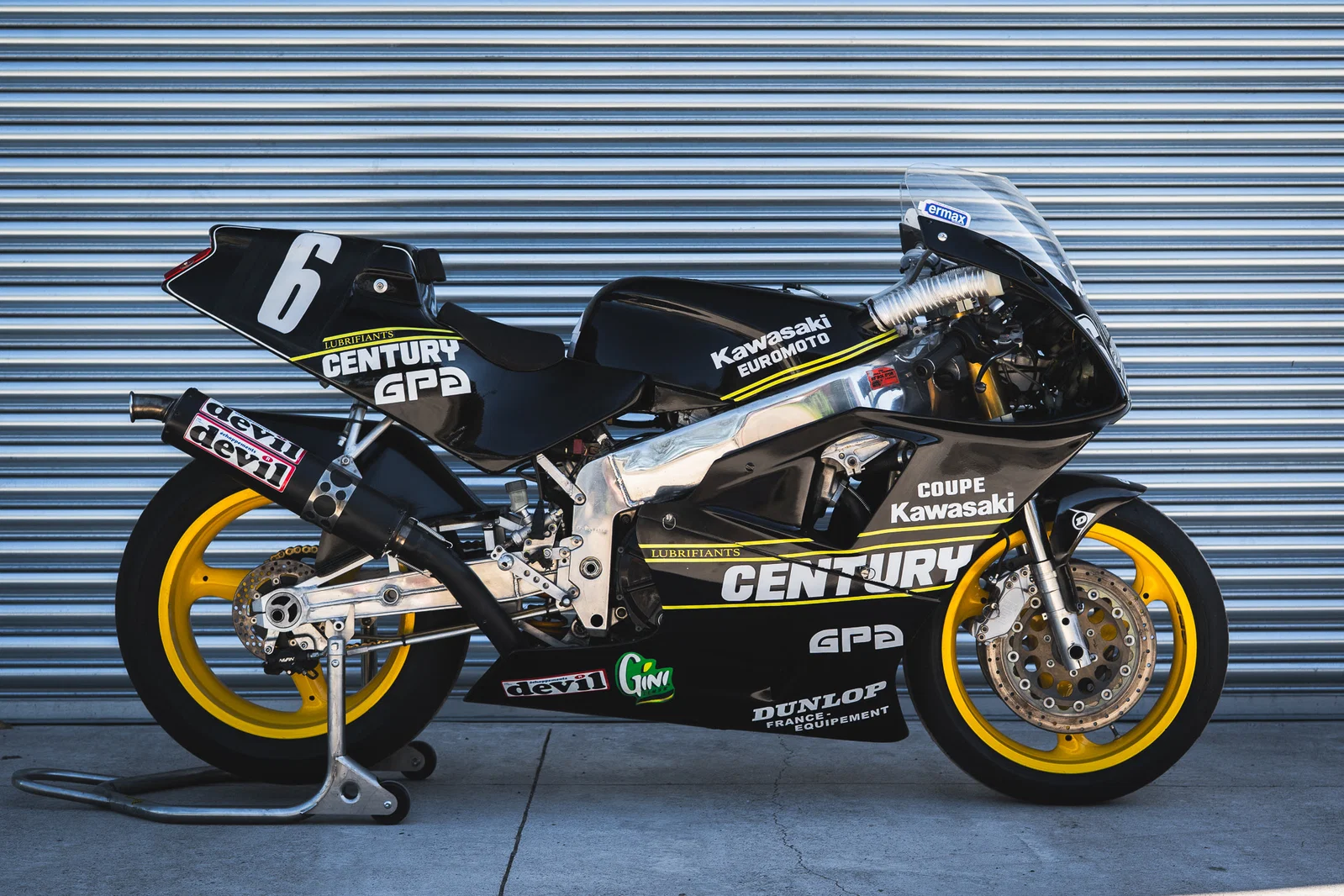 ブラックのKawasaki ZXR-7 TTF1レースバイク。 