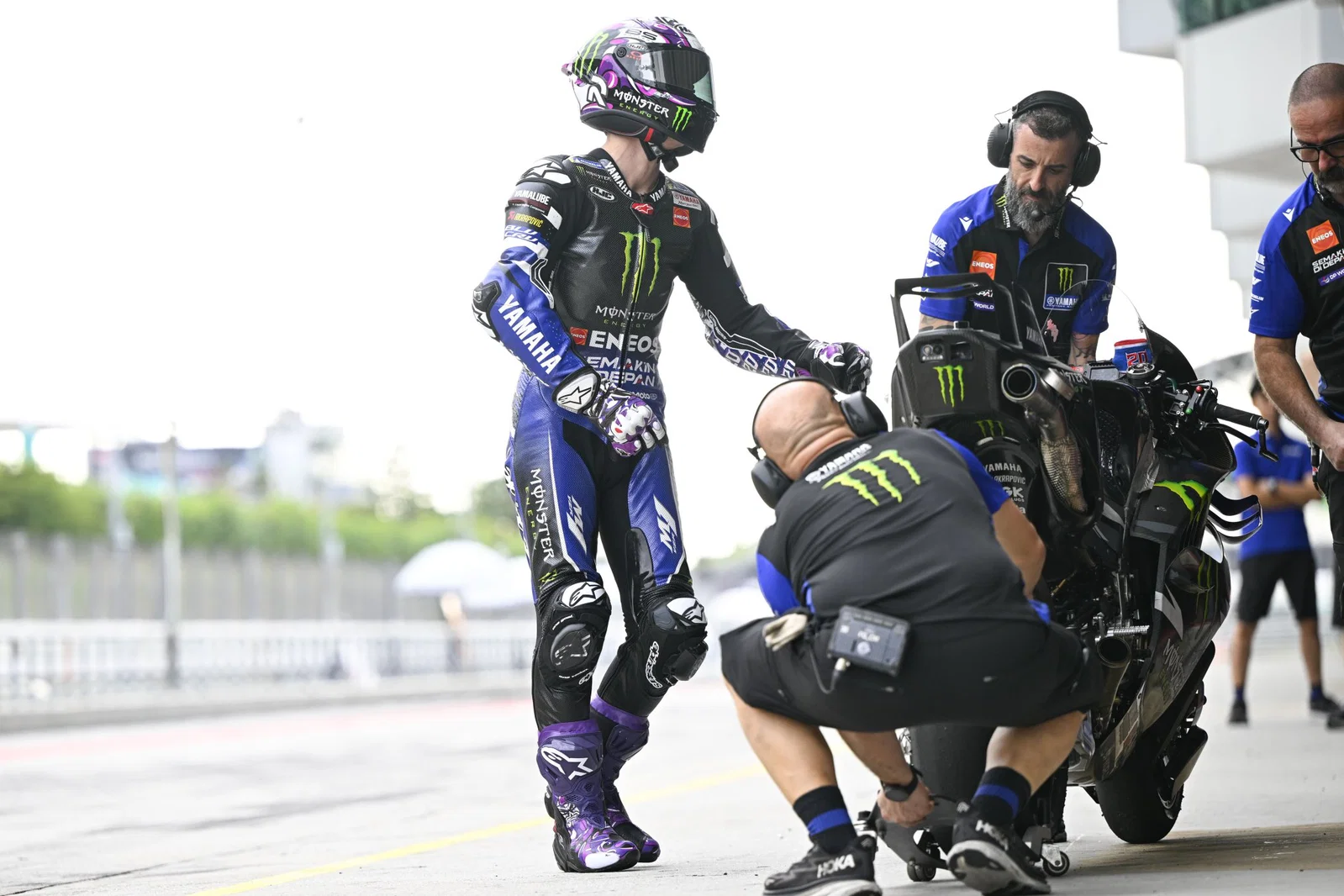 セパンでMotoGP「テスト」ヘルメットを着用するファビオ・クアルタラロ。クレジット: ゴールドとグース。