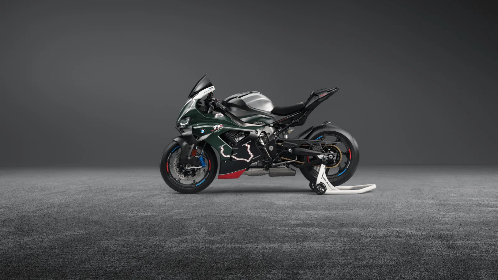 TT からインスピレーションを得た新しい BMW M1000 RR の側面図。
