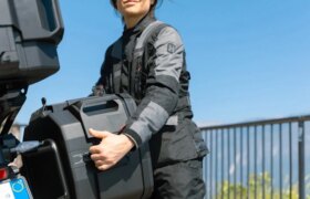 新しい Givi XSpace ケースは、スリムな通勤ボックスからツーリング パニアに切り替わります
