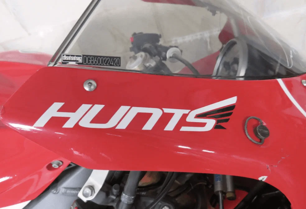 ハンツ・モーターサイクル・レーシングが製作した元マイケル・ダンロップのレースバイク。クレジット: Iconic Auctioneers。