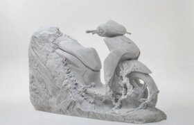 アーティストが大理石で作られたフルサイズのホンダ SH125i スクーターを作成