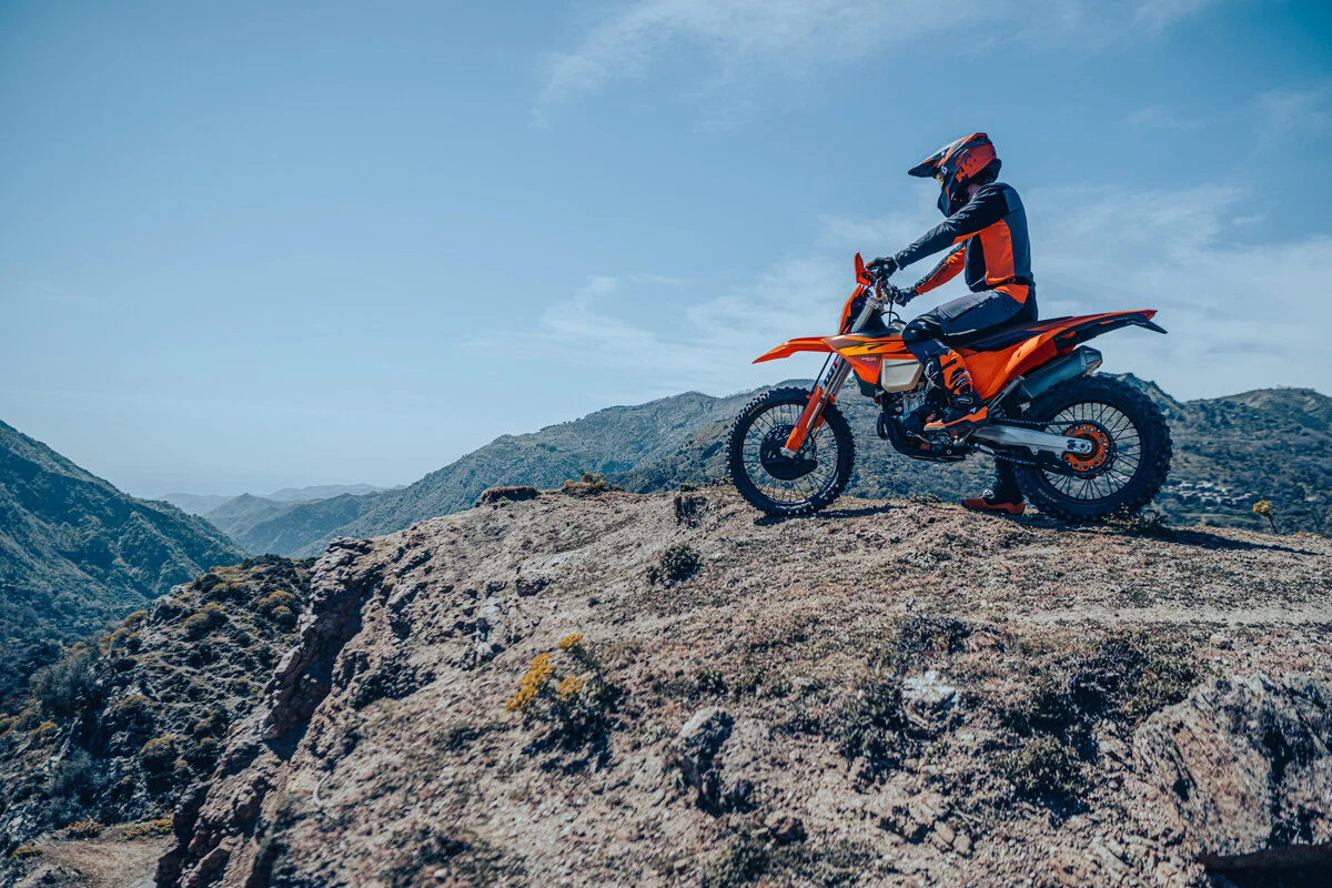 山の頂上にある KTM エンデューロ バイク。