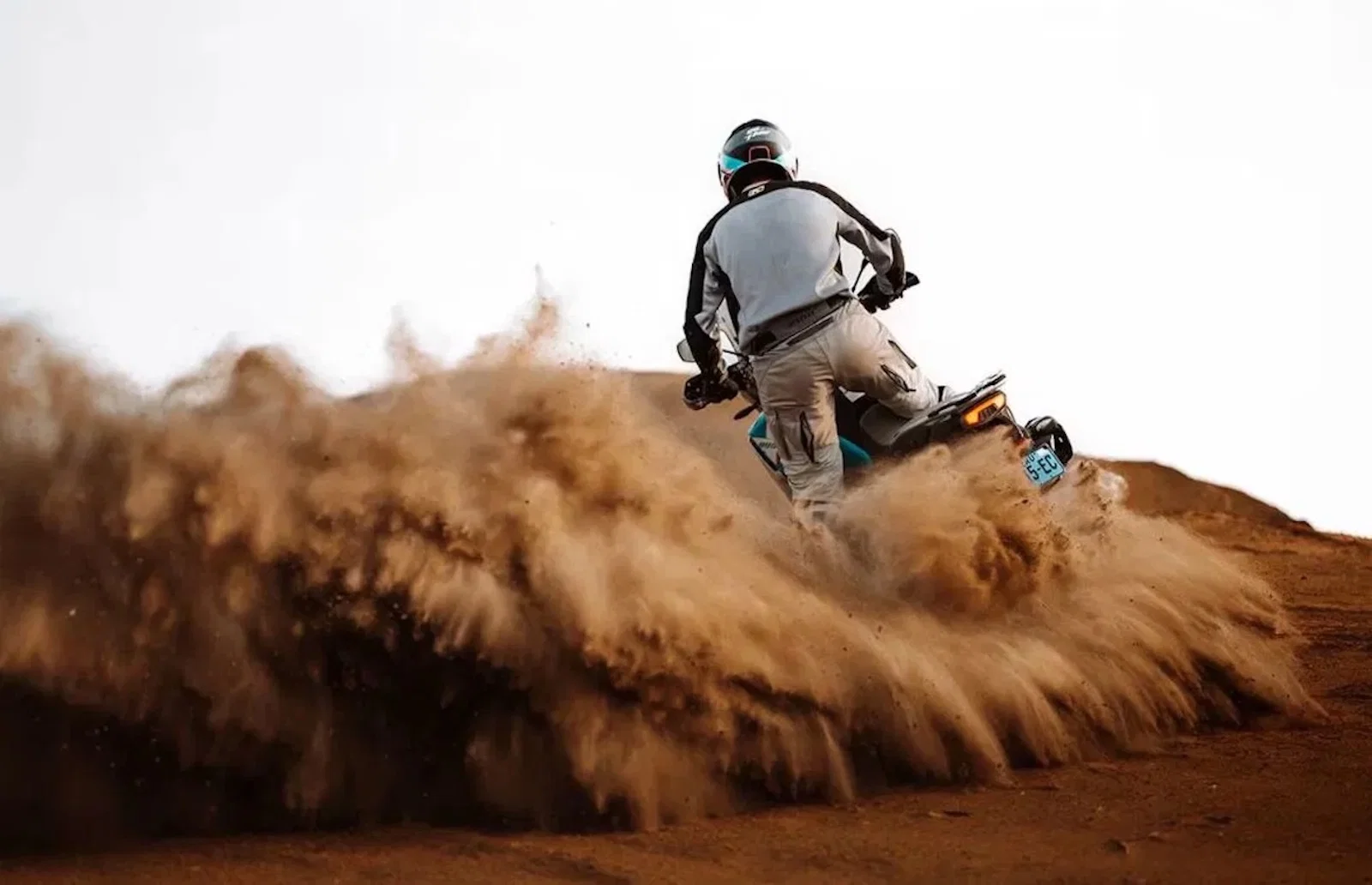オフロードを走るCFMoto 800MT-X。