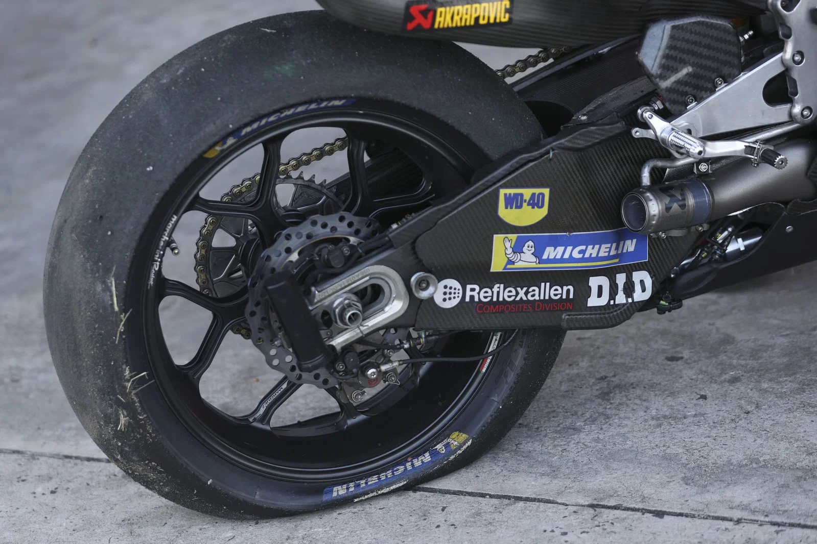 2026年タイMotoGP終了後にマルク・マルケスのリアタイヤがパンク。クレジット: ゴールドとグース。