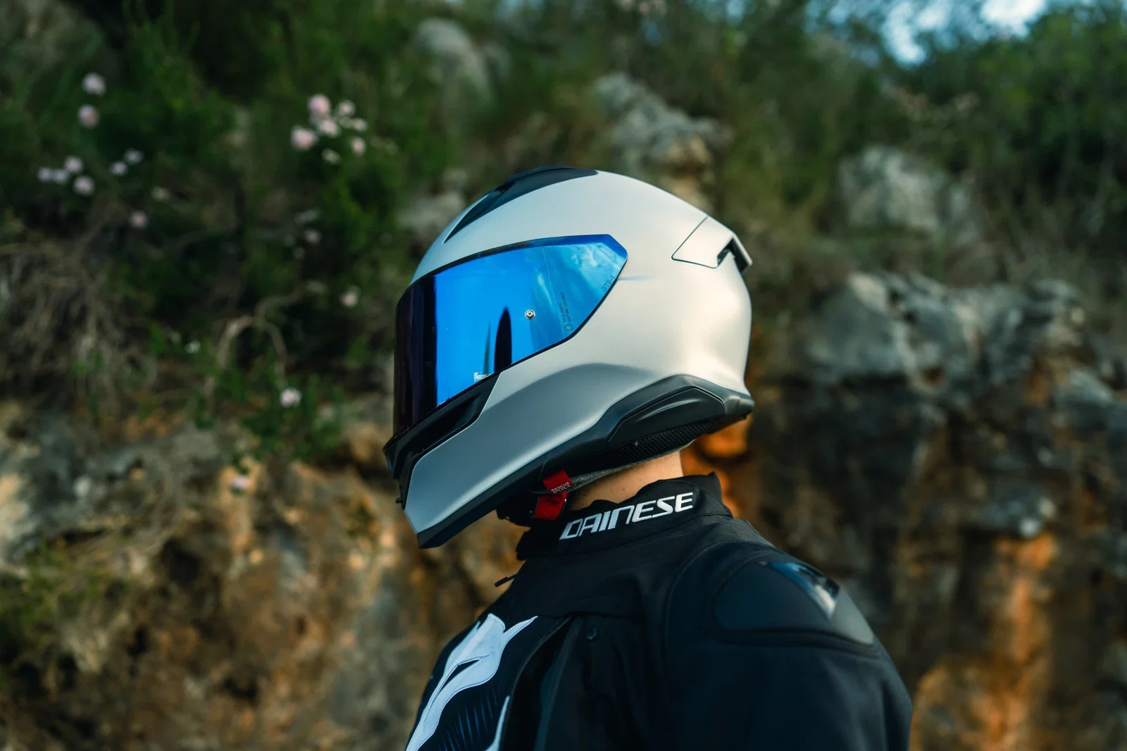AGV K7 モノシルバーヘルメット。