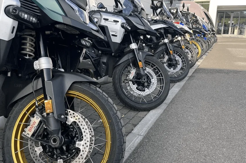 イベントでの BMW バイク。