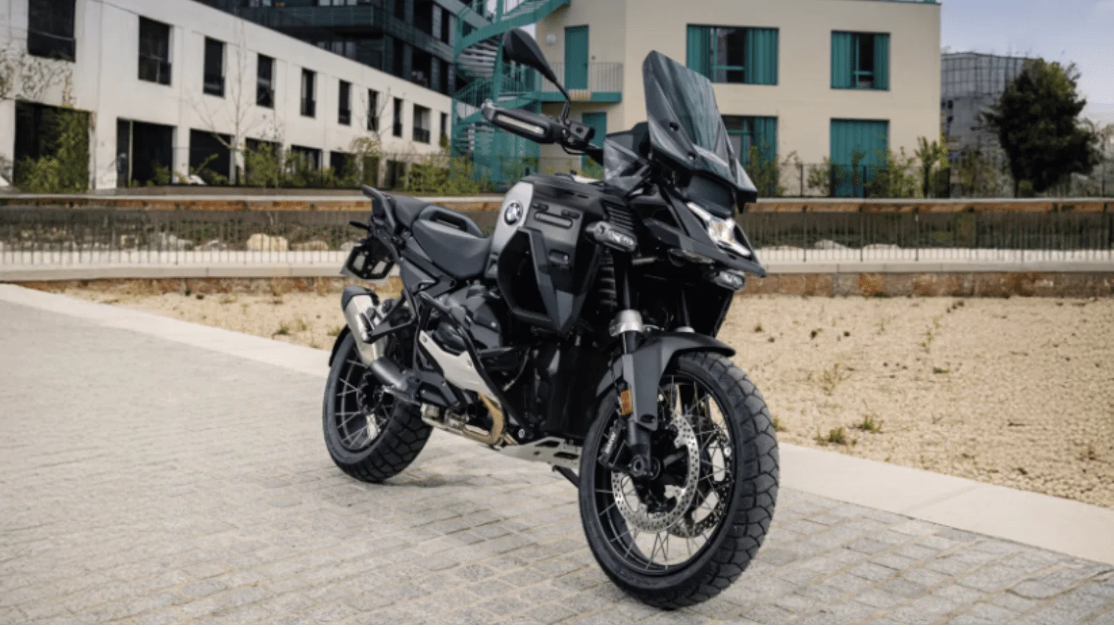 新型BMW R1300 GS アドベンチャー ダーク エディション。クレジット - BMW Motorrad France。