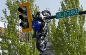 BMWとの衝突後、信号機のポールにぶら下がったままになったスズキGSX-R750