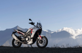 V2 を搭載した Moto Moeni X-Cape 1200 が英国に到着