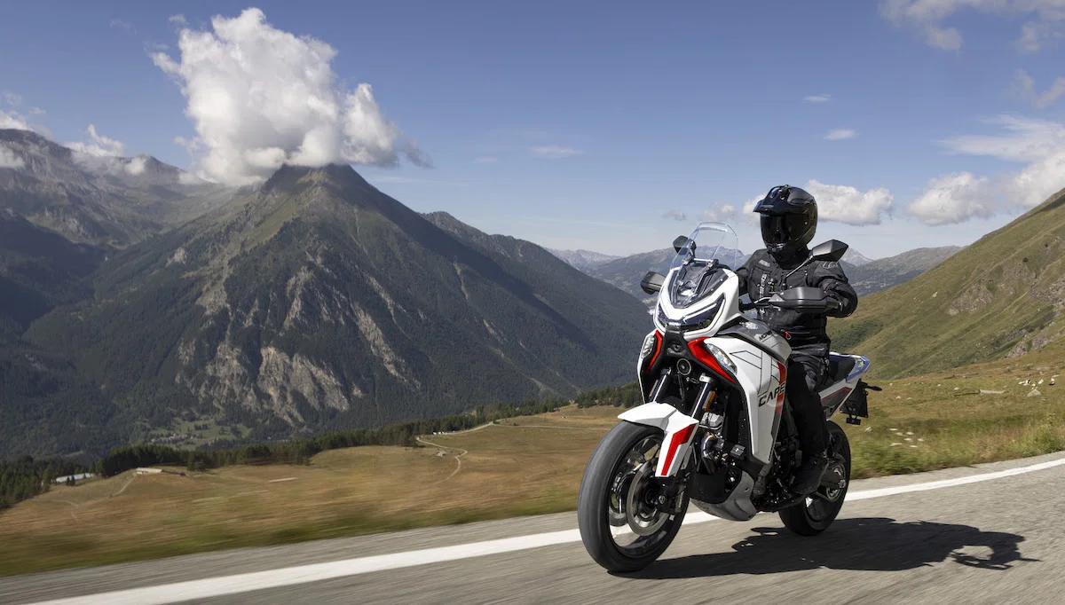 走行中のモト モリーニ X-Cape 1200。