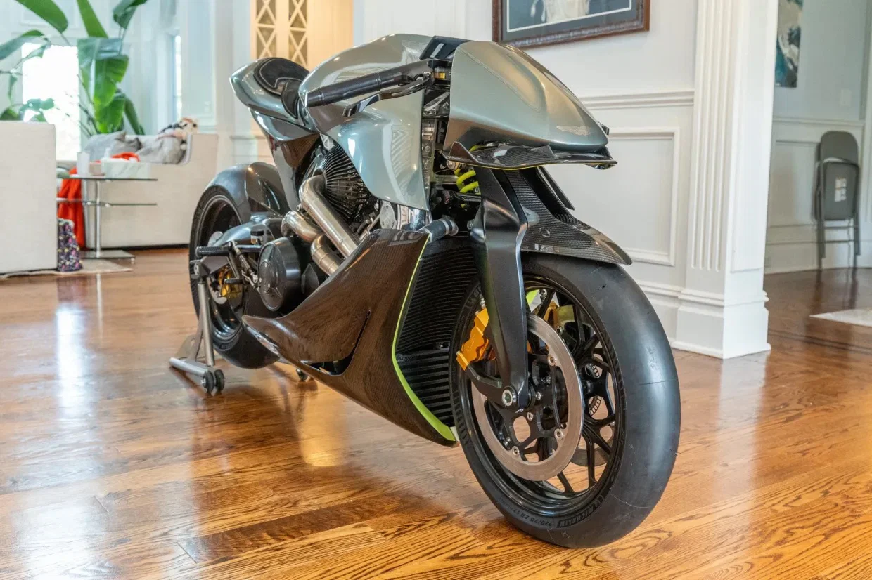 Brough AMB 001 のフロント フリー クォーター ビュー