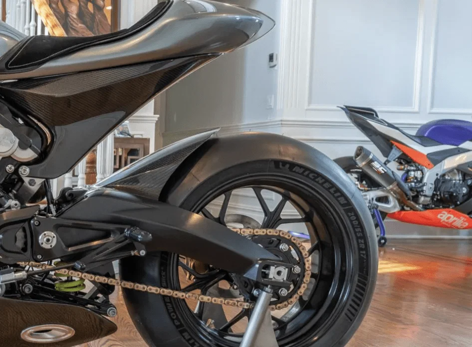 Brough はアプリリア RSV4 XTrenta と KTM RC8R と家を共有しています。
