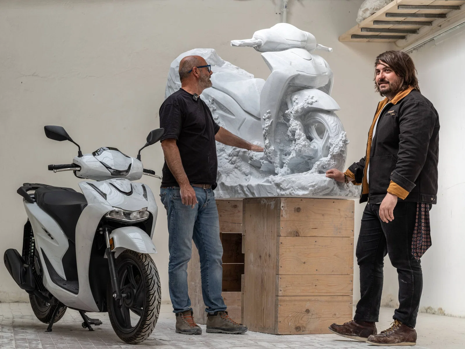 ホンダ SH125i「マルモコンセプト」と「花見」の彫刻を並べて