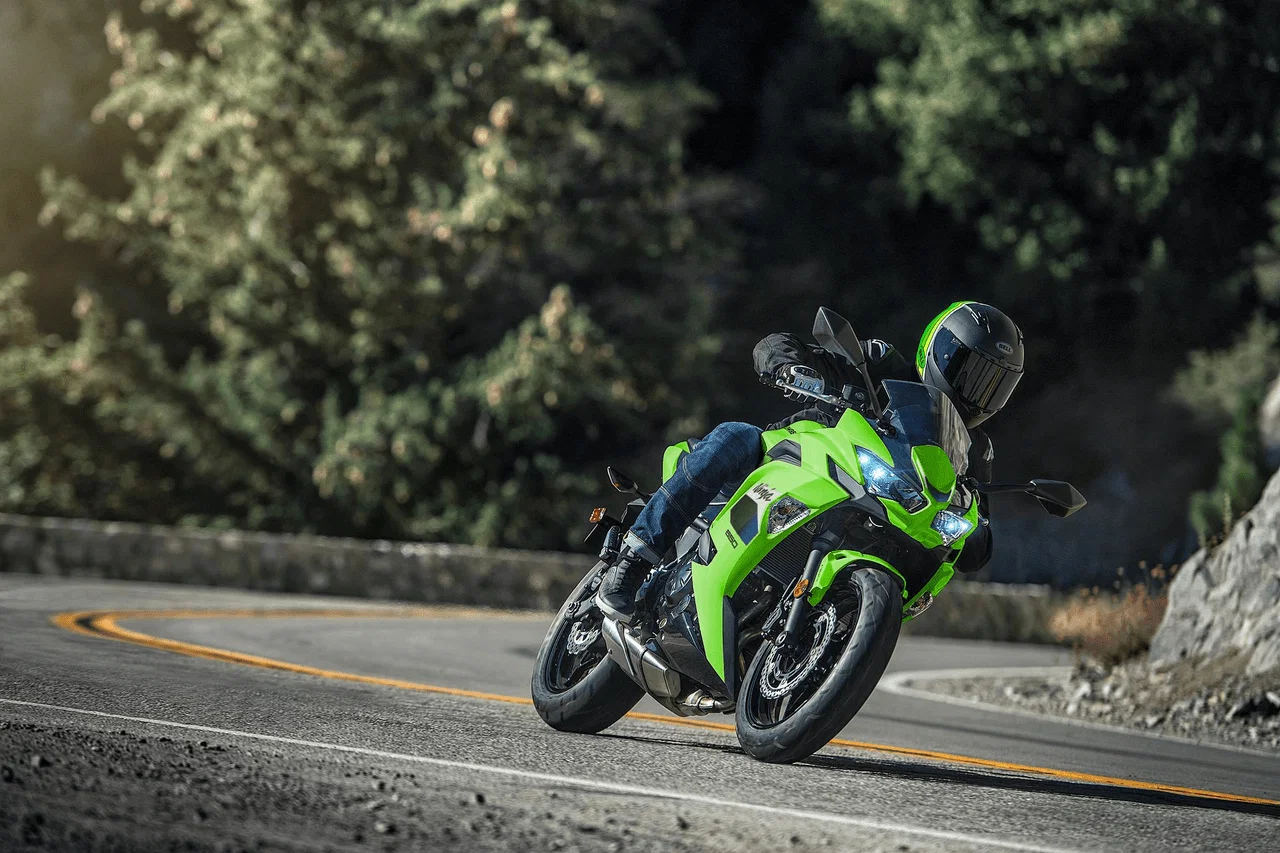 公道を走行するKawasaki Ninja 650