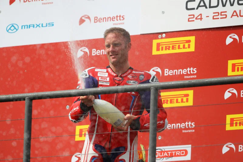 Honda Racing UKのBSBレースで表彰台に上がるトミー・ブライドウェル