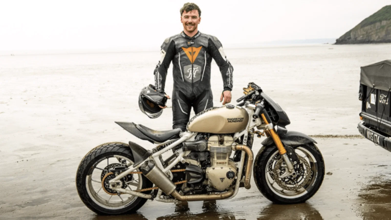 トライアンフのレーサーと一緒に立つジョディ・ミルハウス。クレジット: Thornton Hundred Motorcycles。