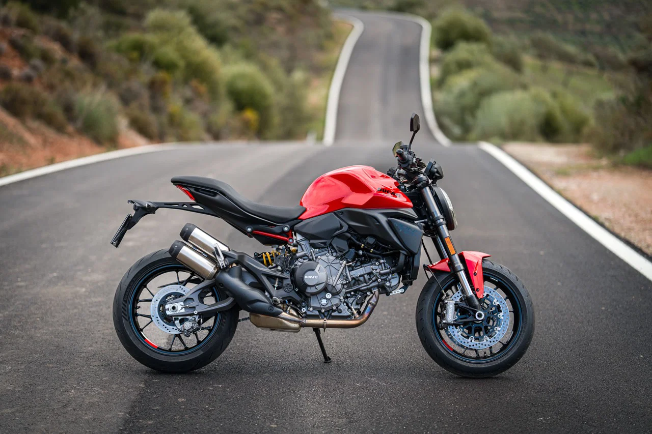 レッドカラーの 2026 Ducati Monster V2。