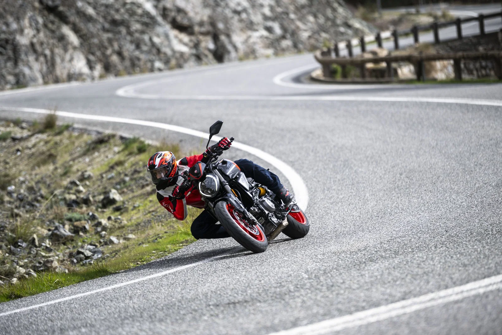 新しいスポーツカラーリングのオプションを備えた新しい Ducati Monster が道路を走行します。