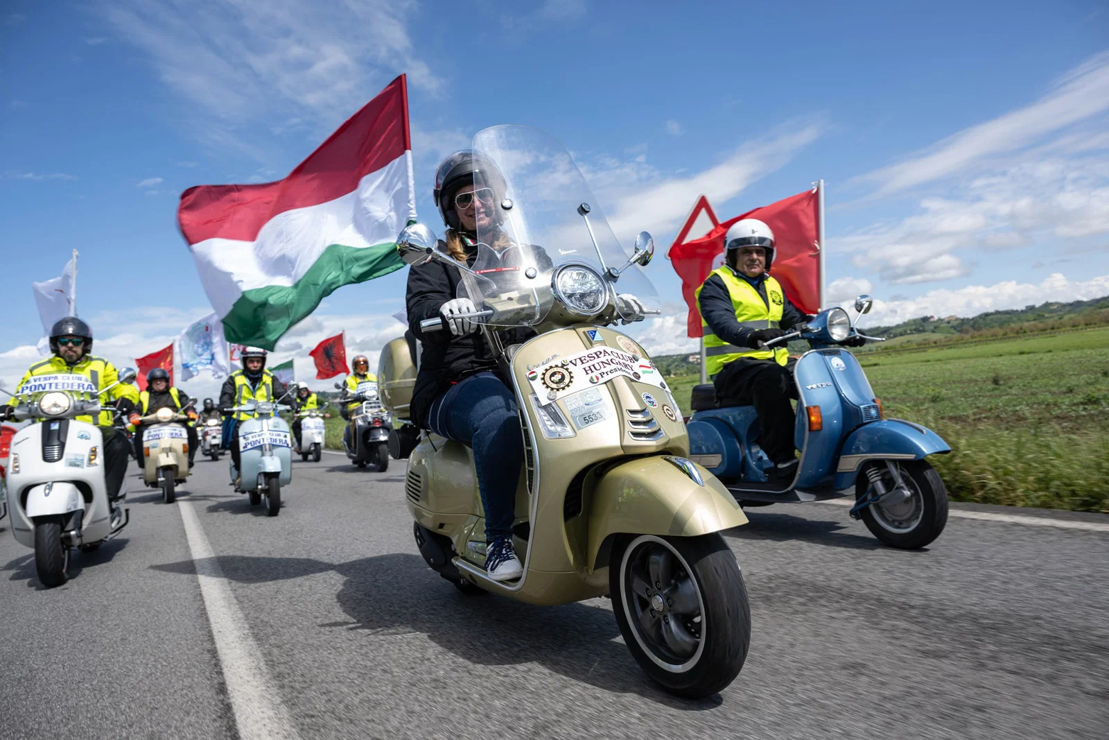 Vespa ブランドを一緒に祝うライダーたち。