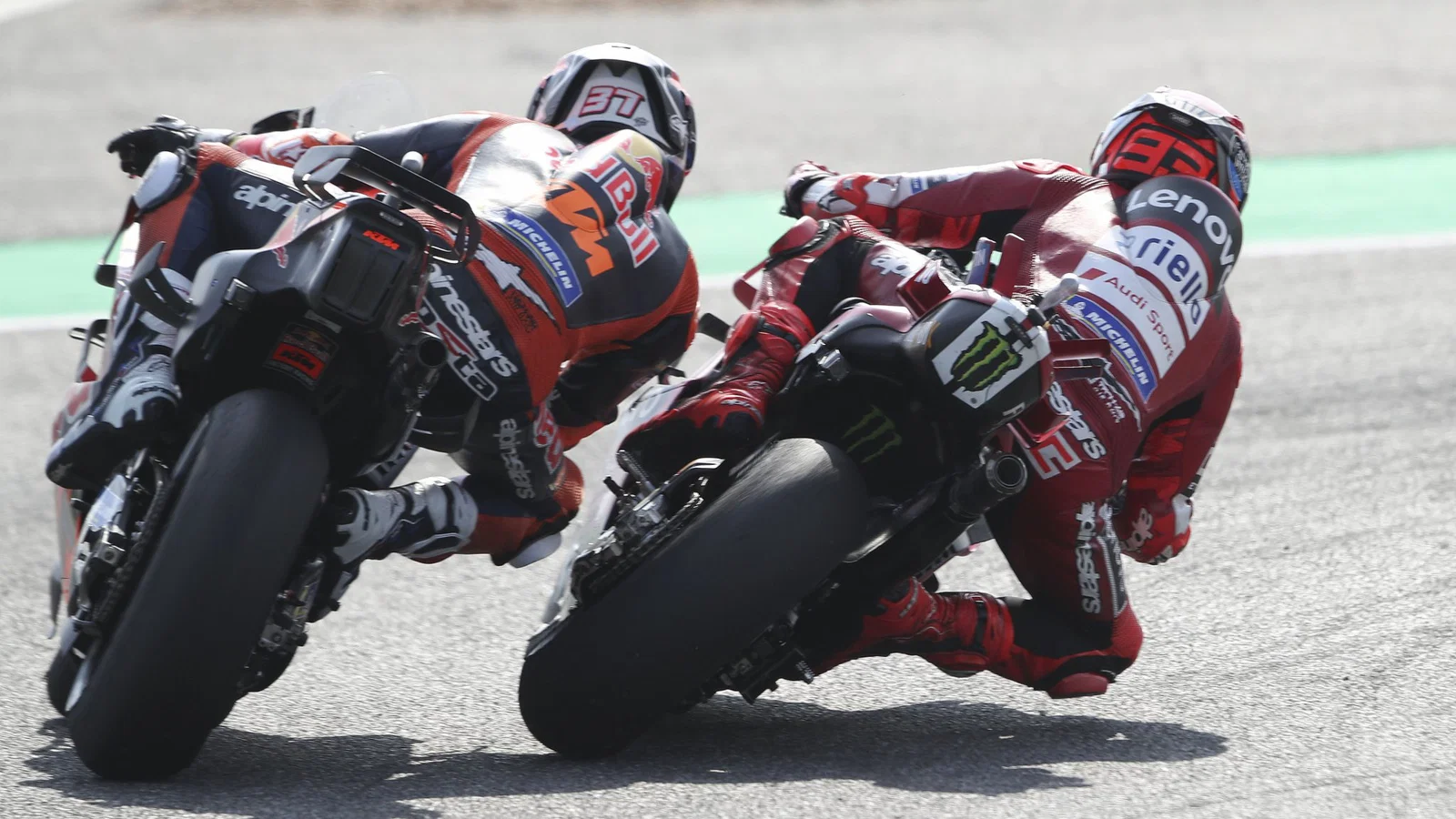 Marc Marquez passes Pedro Acosta, 2026 MotoGP Thai Grand Prix, Sprint. Credit: Gold and Goose.