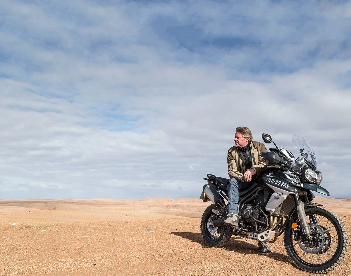 トライアンフ・タイガーのバイクに乗るチャーリー・ブアマン。
