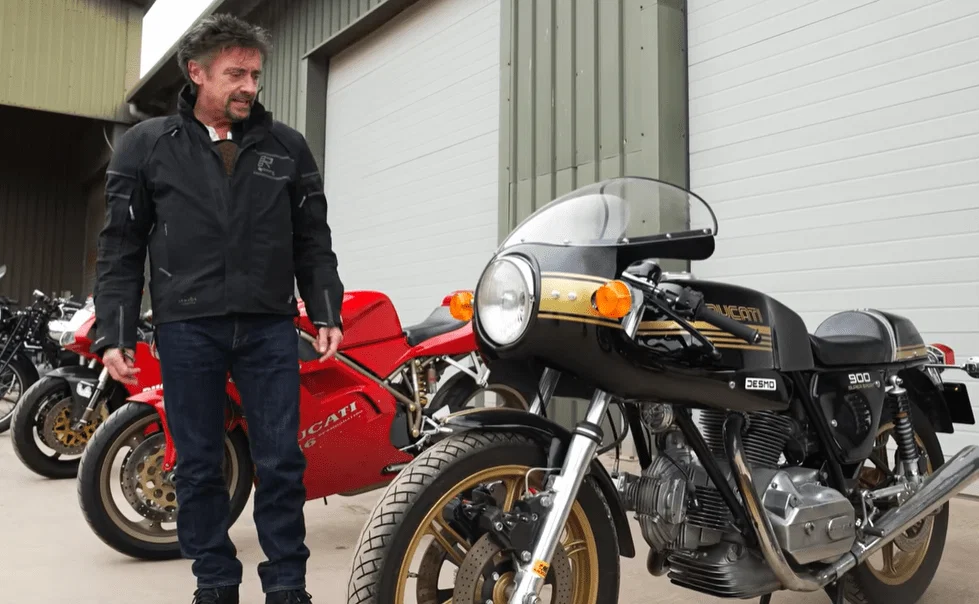 彼のコレクションのドゥカティバイクとともに立つリチャード・ハモンド。