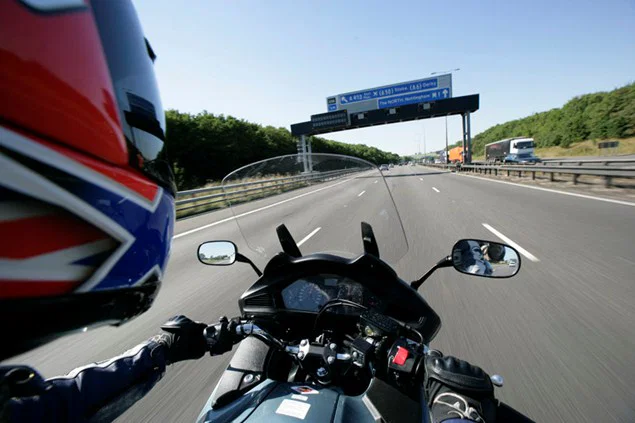 イギリスの高速道路を走るバイク。