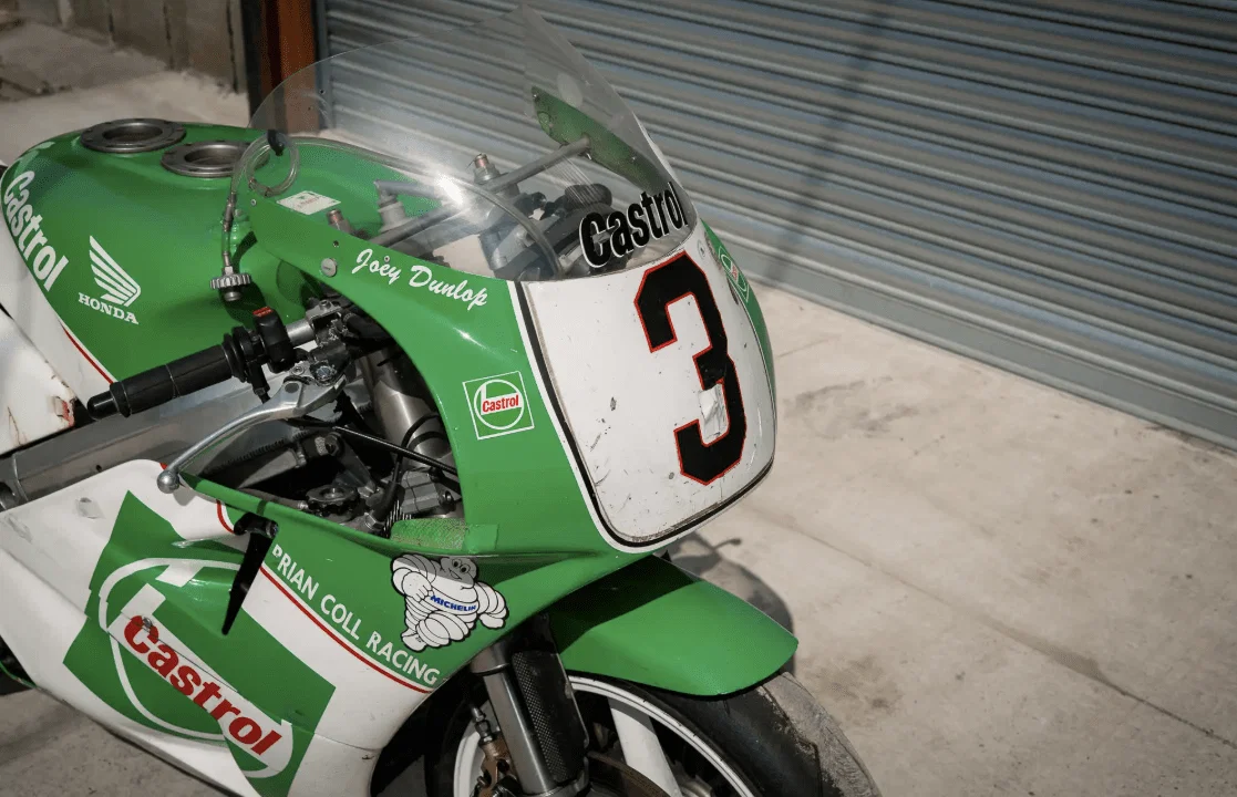 VFR750R RC30を正面から見たところ。クレジット - 象徴的な競売人。