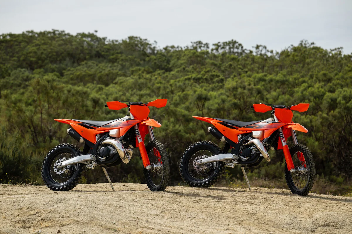 新しい KTM 300 および 125 XC モデル。
