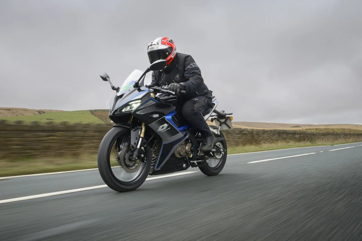 既存の QJ SRK 125 R は英国ですでに 2,999 ポンドで入手可能です