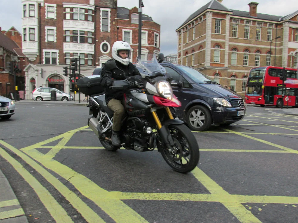 車の中で方向転換するモーターサイクリスト。
